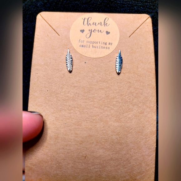 💥 3 for 15! Dainty silver tone feather earrings - Picture 2 of 3